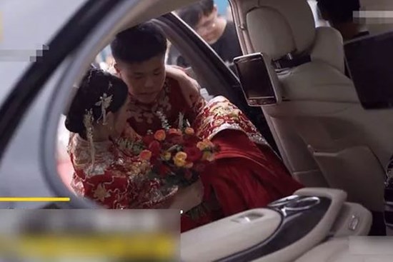 Người phụ nữ lấy chồng xa xem lại video cưới, bất ngờ phát hiện một chi tiết khiến cô khẳng định không lấy nhầm chồng