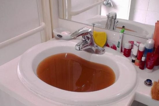 Nếu đường ống thoát nước bị tắc, đừng xả bằng nước nóng! Hãy học mẹo này từ bậc thầy để nhanh chóng hết mùi hôi và tạm biệt tắc ống nhé