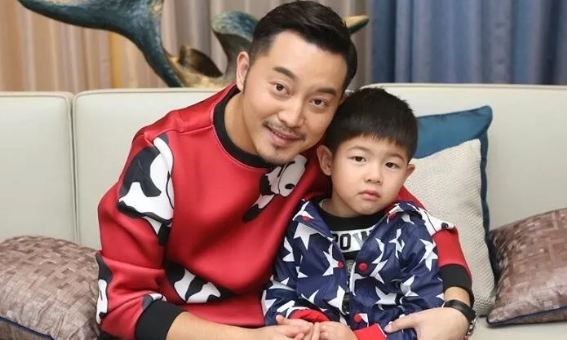 Thấy cảnh hôn hít trên phim, nam diễn viên nổi tiếng giả vờ sai con đi rót nước, cậu bé nói 1 câu mà anh đỏ mặt: Quê không để đâu cho hết-1