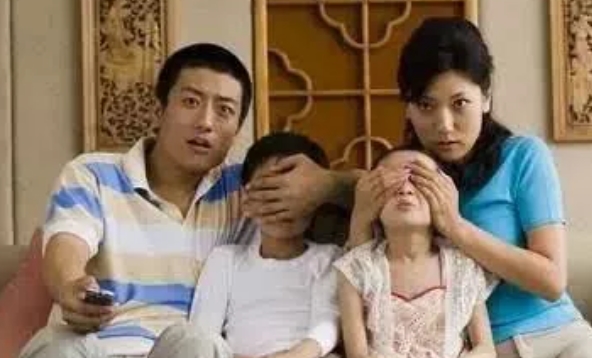 Thấy cảnh hôn hít trên phim, nam diễn viên nổi tiếng giả vờ sai con đi rót nước, cậu bé nói 1 câu mà anh đỏ mặt: Quê không để đâu cho hết-2