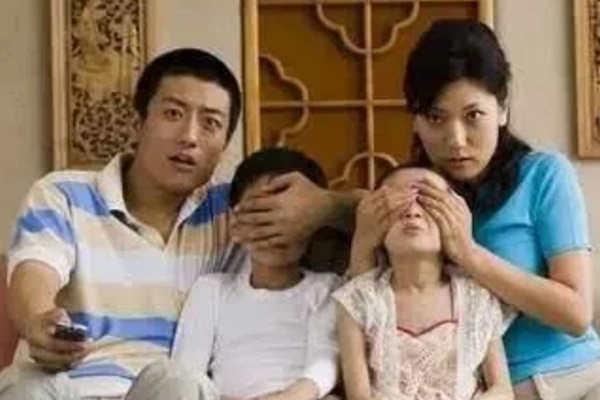 Hai hành động tưởng BÌNH THƯỜNG này của cha mẹ chính là nguồn gốc khiến con cái dần trở nên NGỐC NGHẾCH: Bạn có nằm trong số đó?-3