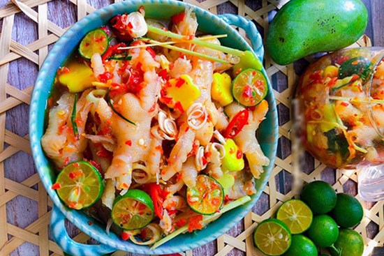 Tết này mà có chân gà trộn chua ngọt giòn sựt trên bàn ăn thì đảm bảo ai cũng mê mẩn xuýt xoa