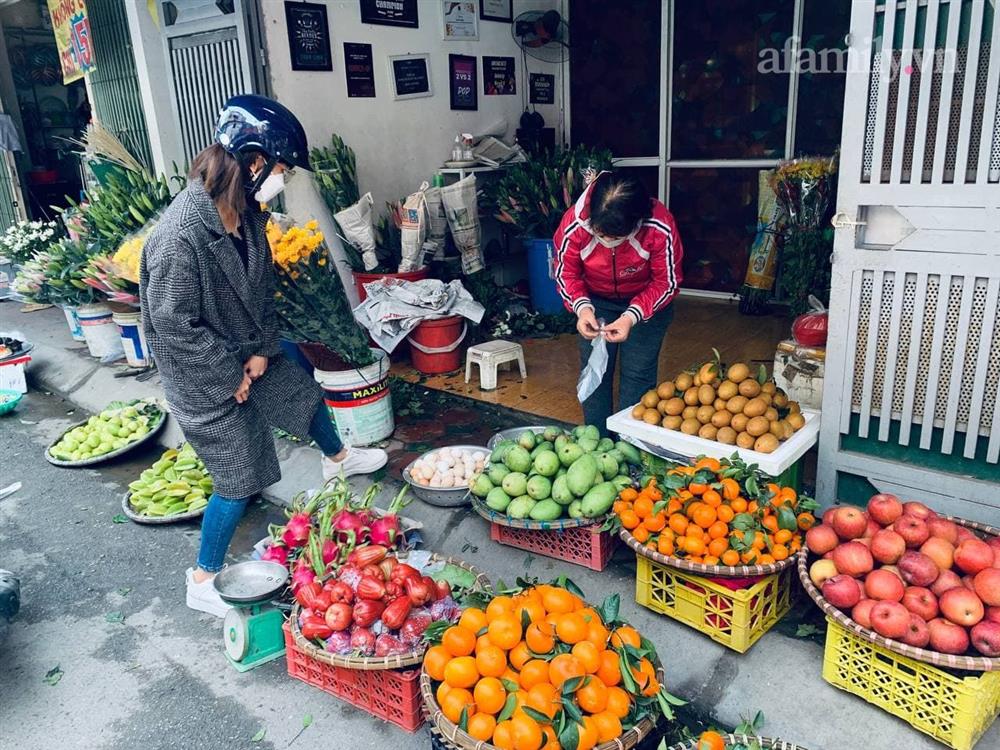 Rằm tháng Chạp: Các loại hoa cúng ban thờ tăng giá mạnh trong khi rau củ, hoa quả lại đứng im-2