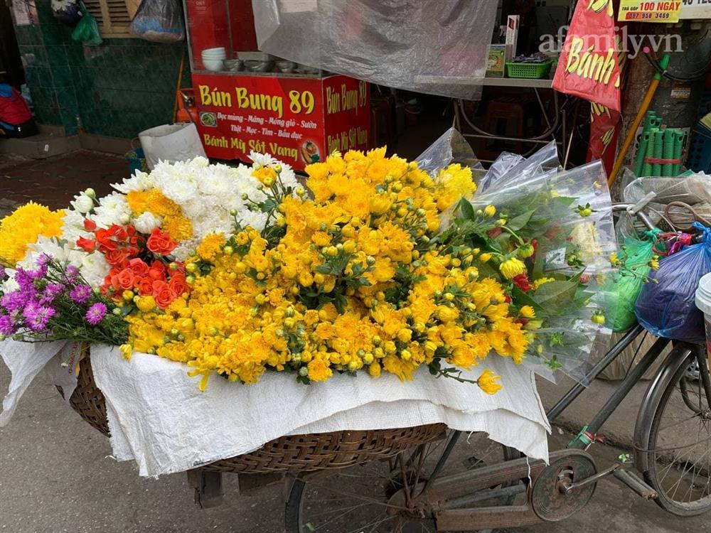 Rằm tháng Chạp: Các loại hoa cúng ban thờ tăng giá mạnh trong khi rau củ, hoa quả lại đứng im-3