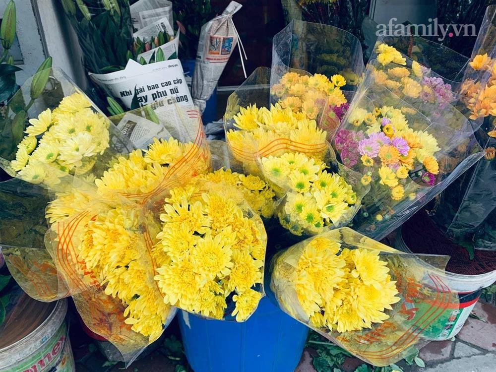 Rằm tháng Chạp: Các loại hoa cúng ban thờ tăng giá mạnh trong khi rau củ, hoa quả lại đứng im-4