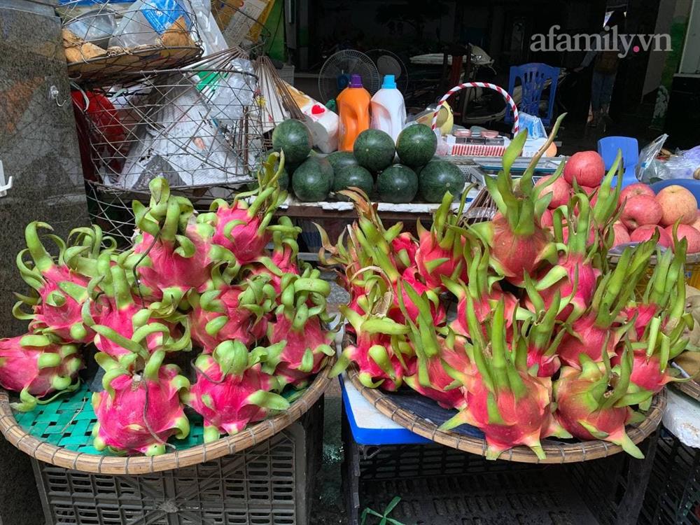 Rằm tháng Chạp: Các loại hoa cúng ban thờ tăng giá mạnh trong khi rau củ, hoa quả lại đứng im-11