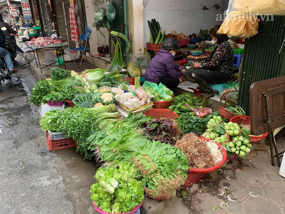 Rằm tháng Chạp: Các loại hoa cúng ban thờ tăng giá mạnh trong khi rau củ, hoa quả lại đứng im-12