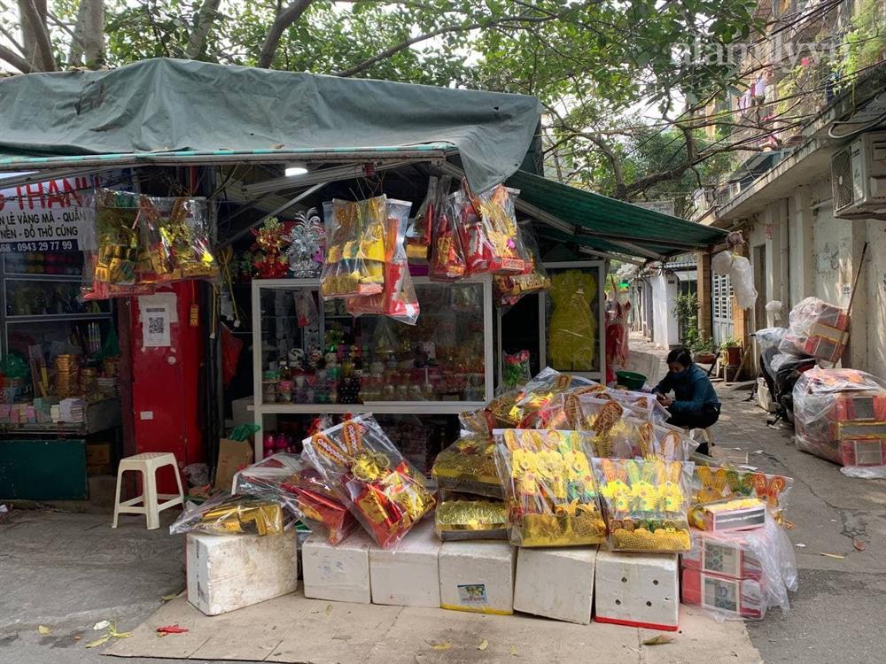 Rằm tháng Chạp: Các loại hoa cúng ban thờ tăng giá mạnh trong khi rau củ, hoa quả lại đứng im-13