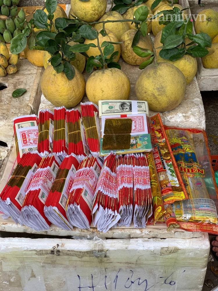 Rằm tháng Chạp: Các loại hoa cúng ban thờ tăng giá mạnh trong khi rau củ, hoa quả lại đứng im-14