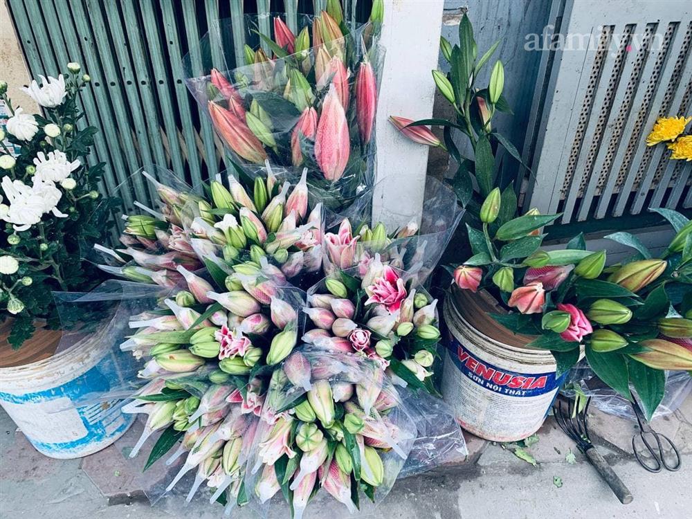 Rằm tháng Chạp: Các loại hoa cúng ban thờ tăng giá mạnh trong khi rau củ, hoa quả lại đứng im-5