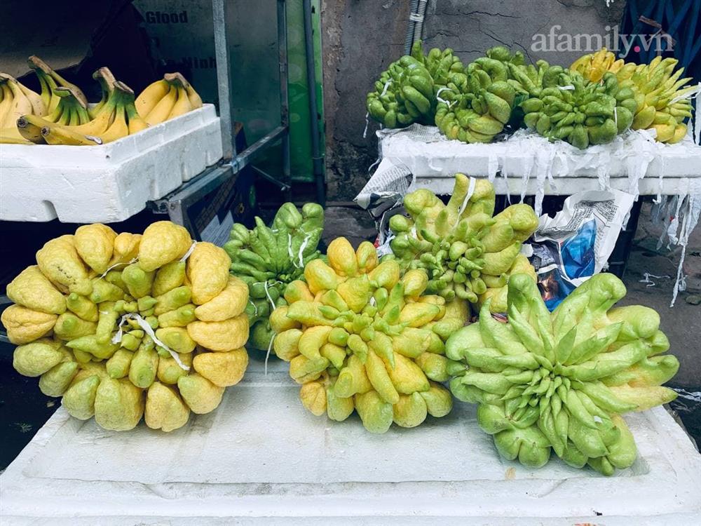 Rằm tháng Chạp: Các loại hoa cúng ban thờ tăng giá mạnh trong khi rau củ, hoa quả lại đứng im-6