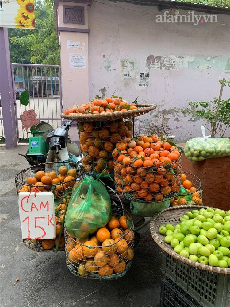Rằm tháng Chạp: Các loại hoa cúng ban thờ tăng giá mạnh trong khi rau củ, hoa quả lại đứng im-7