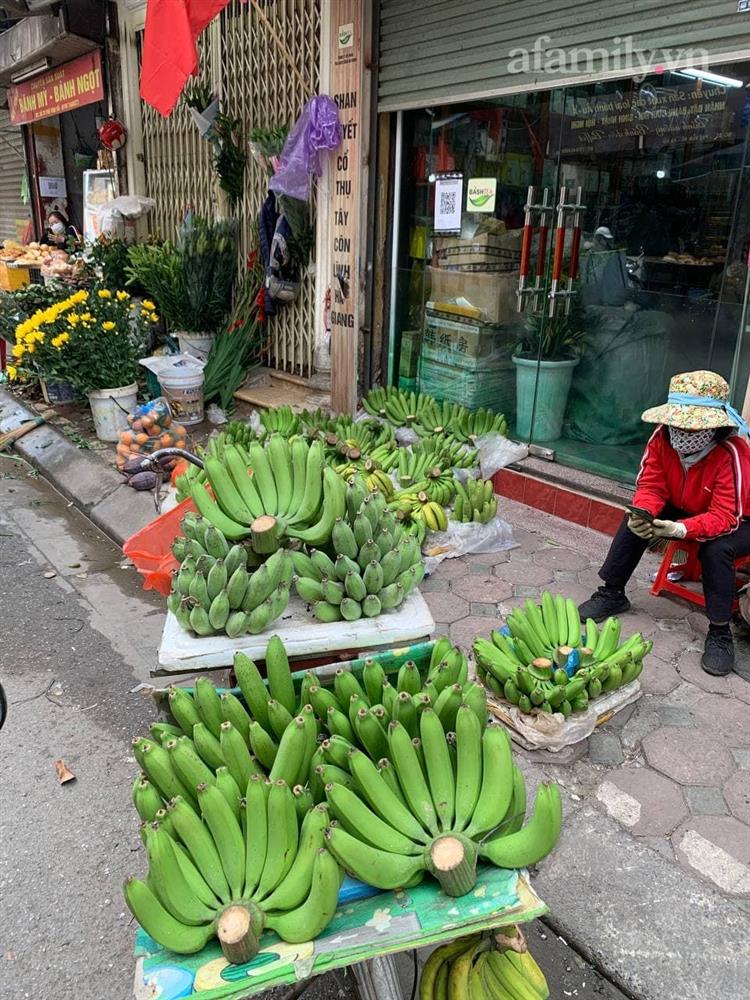 Rằm tháng Chạp: Các loại hoa cúng ban thờ tăng giá mạnh trong khi rau củ, hoa quả lại đứng im-8