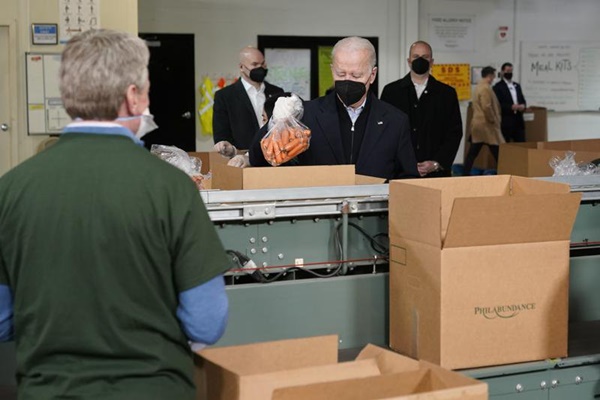 Tổng thống Biden đóng gói cà rốt, táo để cứu trợ người thiếu đồ ăn-1