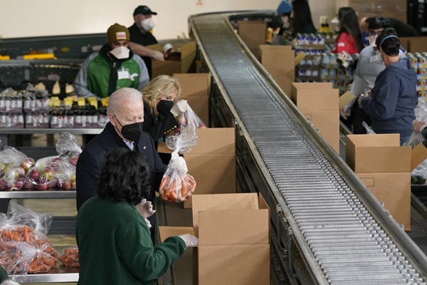 Tổng thống Biden đóng gói cà rốt, táo để cứu trợ người thiếu đồ ăn-2