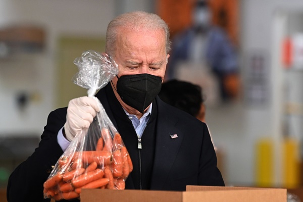 Tổng thống Biden đóng gói cà rốt, táo để cứu trợ người thiếu đồ ăn-3