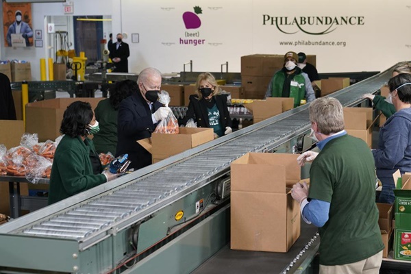 Tổng thống Biden đóng gói cà rốt, táo để cứu trợ người thiếu đồ ăn-5