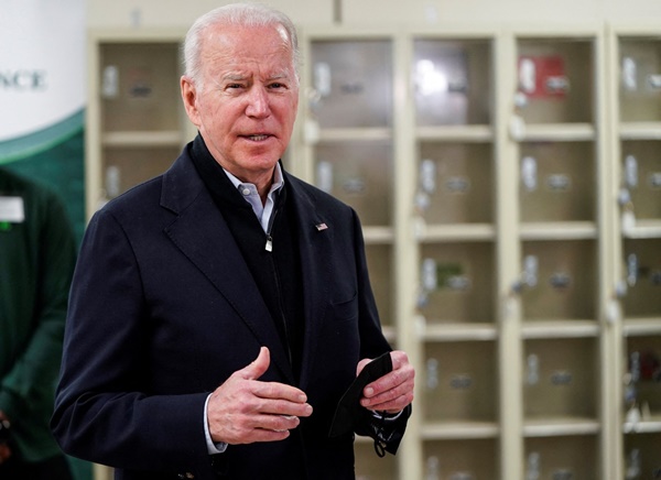 Tổng thống Biden đóng gói cà rốt, táo để cứu trợ người thiếu đồ ăn-7