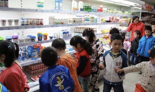 Con trai 4 tuổi cầm kẹo quên trả tiền, siêu thị phạt gấp 10 lần, câu trả lời của người mẹ rất đáng khen ngợi-4