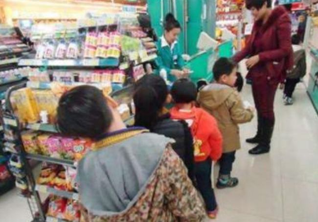 Con trai 4 tuổi cầm kẹo quên trả tiền, siêu thị phạt gấp 10 lần, câu trả lời của người mẹ rất đáng khen ngợi-5