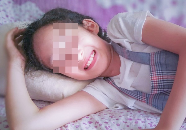 Bé gái học lớp 2 đã có kinh nguyệt, ngực phát triển như người lớn: Tiết lộ 5 nguyên nhân gây dậy thì sớm cho trẻ mà bố mẹ chính là thủ phạm-2