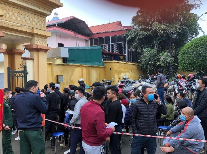 Người dân xếp hàng từ 5 giờ sáng mua pháo hoa chơi Tết, giá chỉ từ 25.000 đồng/sản phẩm-3