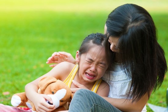 Hai hành động tưởng BÌNH THƯỜNG này của cha mẹ chính là nguồn gốc khiến con cái dần trở nên 