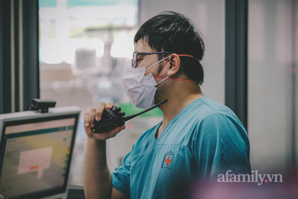 Cận cảnh 30 phút sinh tử mở khí quản cho bệnh nhân COVID-19 nguy kịch tại lá chắn cuối cùng-4