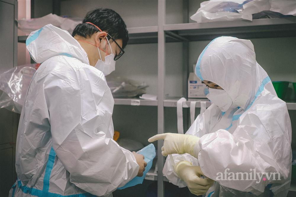 Cận cảnh 30 phút sinh tử mở khí quản cho bệnh nhân COVID-19 nguy kịch tại lá chắn cuối cùng-5