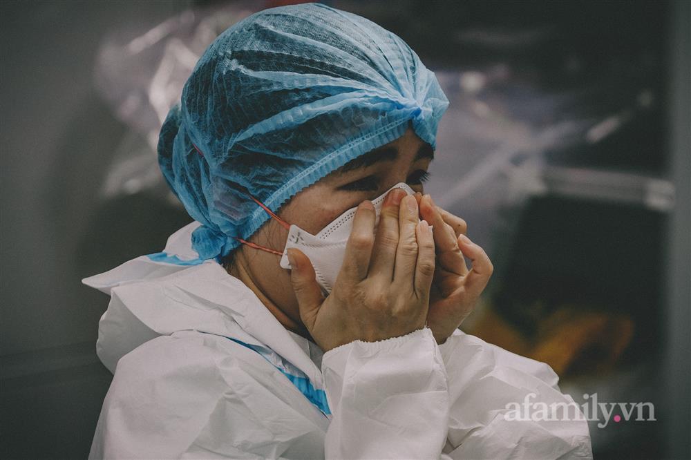 Cận cảnh 30 phút sinh tử mở khí quản cho bệnh nhân COVID-19 nguy kịch tại lá chắn cuối cùng-6