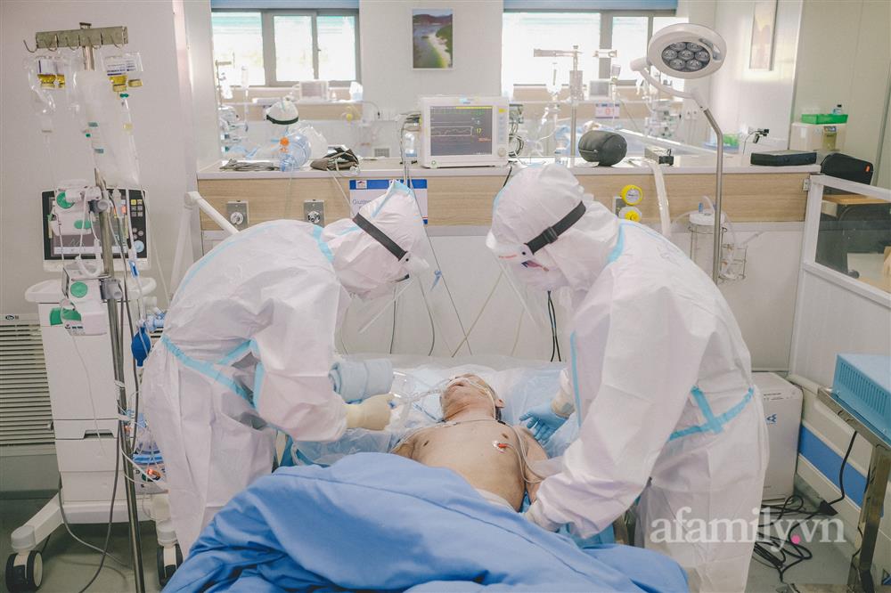 Cận cảnh 30 phút sinh tử mở khí quản cho bệnh nhân COVID-19 nguy kịch tại lá chắn cuối cùng-8