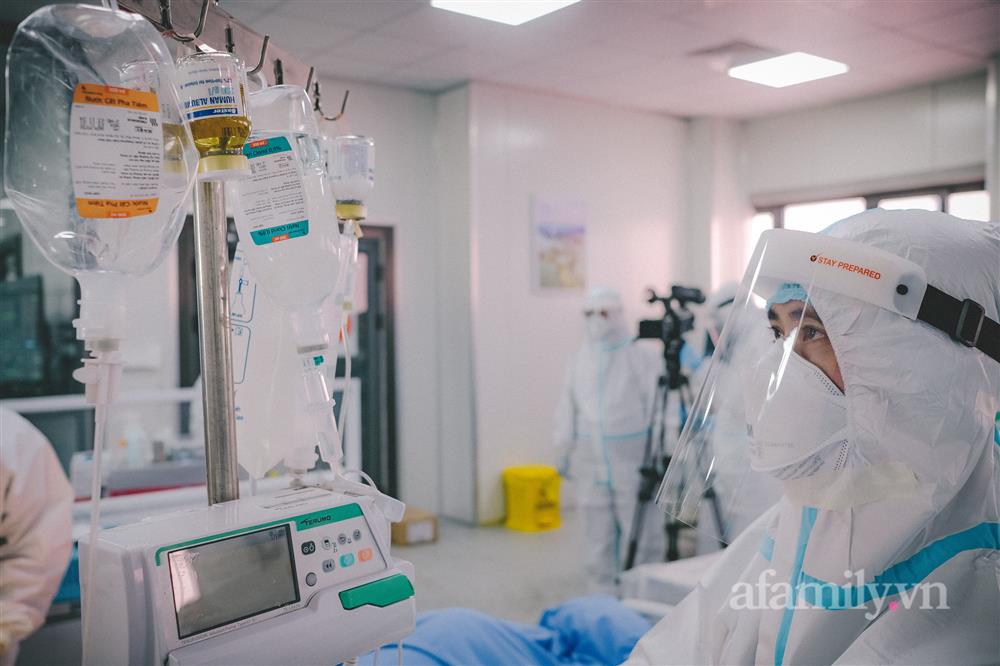 Cận cảnh 30 phút sinh tử mở khí quản cho bệnh nhân COVID-19 nguy kịch tại lá chắn cuối cùng-10