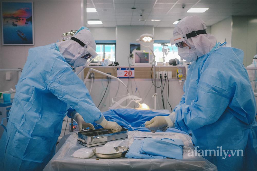 Cận cảnh 30 phút sinh tử mở khí quản cho bệnh nhân COVID-19 nguy kịch tại lá chắn cuối cùng-12