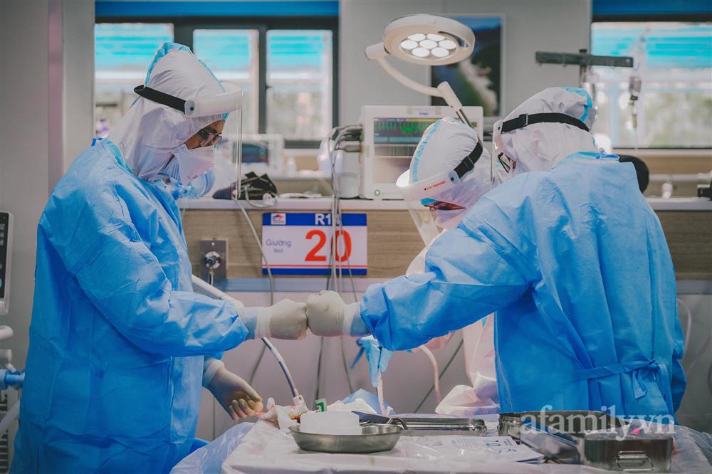 Cận cảnh 30 phút sinh tử mở khí quản cho bệnh nhân COVID-19 nguy kịch tại lá chắn cuối cùng-18