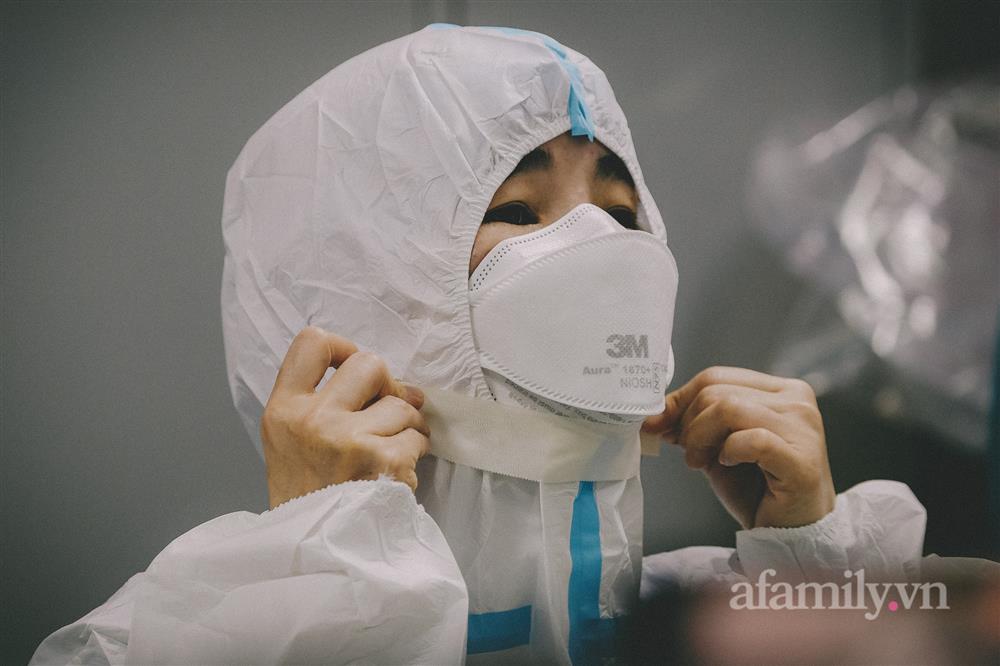 Cận cảnh 30 phút sinh tử mở khí quản cho bệnh nhân COVID-19 nguy kịch tại lá chắn cuối cùng-19
