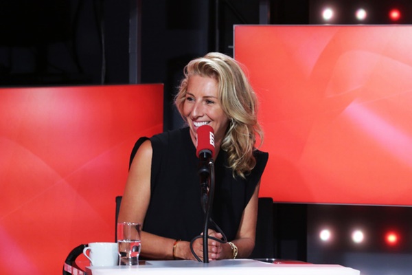 Bạn thân tiết lộ bí kíp Đệ nhất phu nhân Pháp kiểm soát được chồng trẻ, tiểu tam không thể chen ngang-1