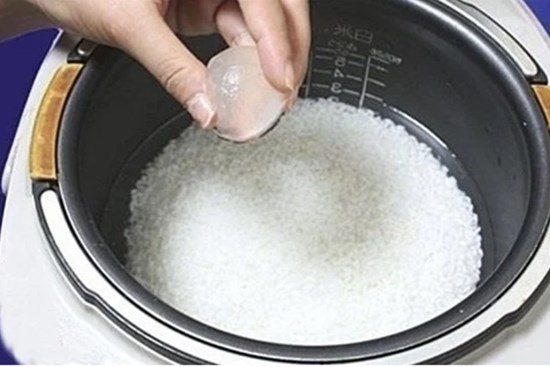 Nấu cơm bằng nước lạnh thôi chưa đủ: Thả thêm thứ này vào khiến món cơm đậm đà, thơm dẻo giàu dinh dưỡng