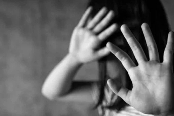 Phát hiện người tình xâm hại cháu gái, bà nội đứa trẻ buông ra câu nói rợn người, hành động sau đó mới máu lạnh tột cùng-1