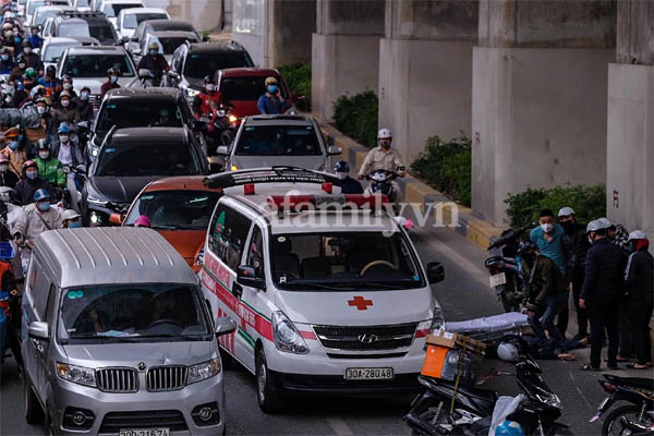 Dừng chờ đèn đỏ, người đàn ông bị nữ tài xế tông trúng-1