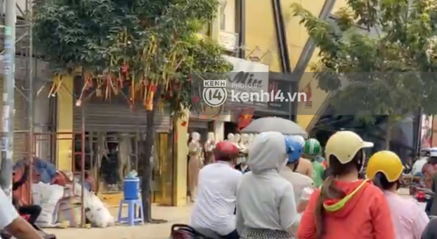 NGAY LÚC NÀY: Dòng người ùn tắc trước shop Trang Nemo, ai cũng nói đến đây chờ xem giải quyết mâu thuẫn-1