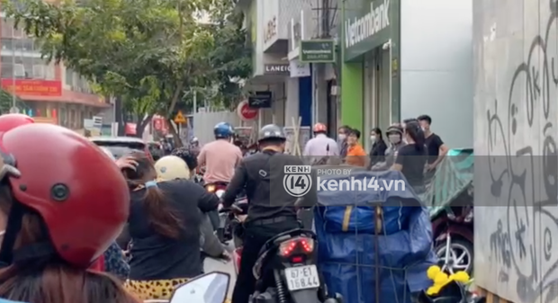 NGAY LÚC NÀY: Dòng người ùn tắc trước shop Trang Nemo, ai cũng nói đến đây chờ xem giải quyết mâu thuẫn-3