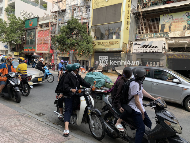 NGAY LÚC NÀY: Dòng người ùn tắc trước shop Trang Nemo, ai cũng nói đến đây chờ xem giải quyết mâu thuẫn-12