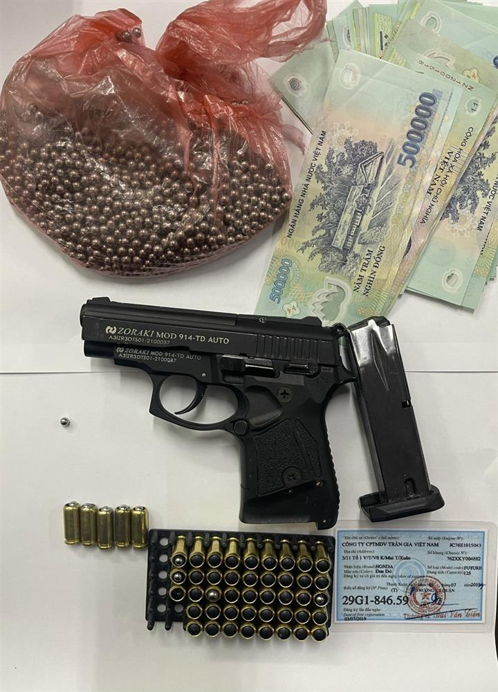 2 kẻ cướp xông vào phòng vợ chồng ở Hà Nội nổ súng ép đưa 100 tỷ, còn dọa giết cả nhà-3