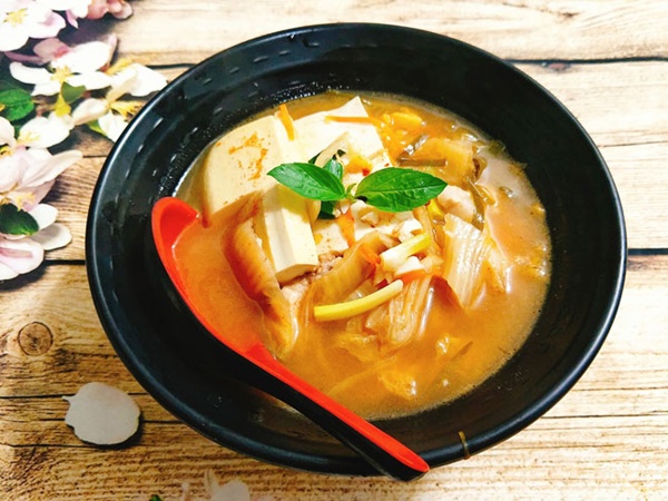 Bữa cơm gia đình mùa đông lạnh thêm trọn vị với canh kim chi đậu phụ mềm thơm, chua cay chuẩn Hàn Quốc-5
