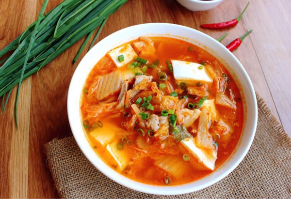 Bữa cơm gia đình mùa đông lạnh thêm trọn vị với canh kim chi đậu phụ mềm thơm, chua cay chuẩn Hàn Quốc-4