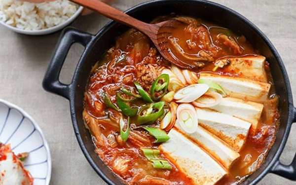 Bữa cơm gia đình mùa đông lạnh thêm trọn vị với canh kim chi đậu phụ mềm thơm, chua cay chuẩn Hàn Quốc-3