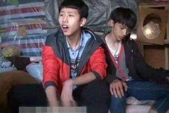 Nam sinh được chiều hư đến mức đánh cả bố, gia đình phải đưa về quê sống, bất ngờ thay đổi ngoạn mục sau 8 năm gây sửng sốt