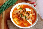 Bữa cơm gia đình mùa đông lạnh thêm trọn vị với canh kim chi đậu phụ mềm thơm, chua cay chuẩn Hàn Quốc
