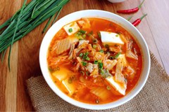 Bữa cơm gia đình mùa đông lạnh thêm trọn vị với canh kim chi đậu phụ mềm thơm, chua cay chuẩn Hàn Quốc