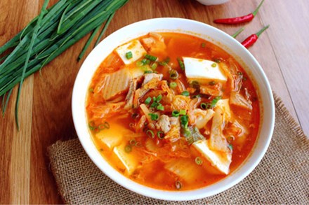 Bữa cơm gia đình mùa đông lạnh thêm trọn vị với canh kim chi đậu phụ mềm thơm, chua cay chuẩn Hàn Quốc